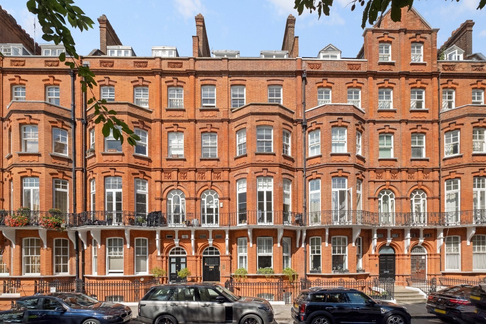 Flat Kensington Court in Greater London