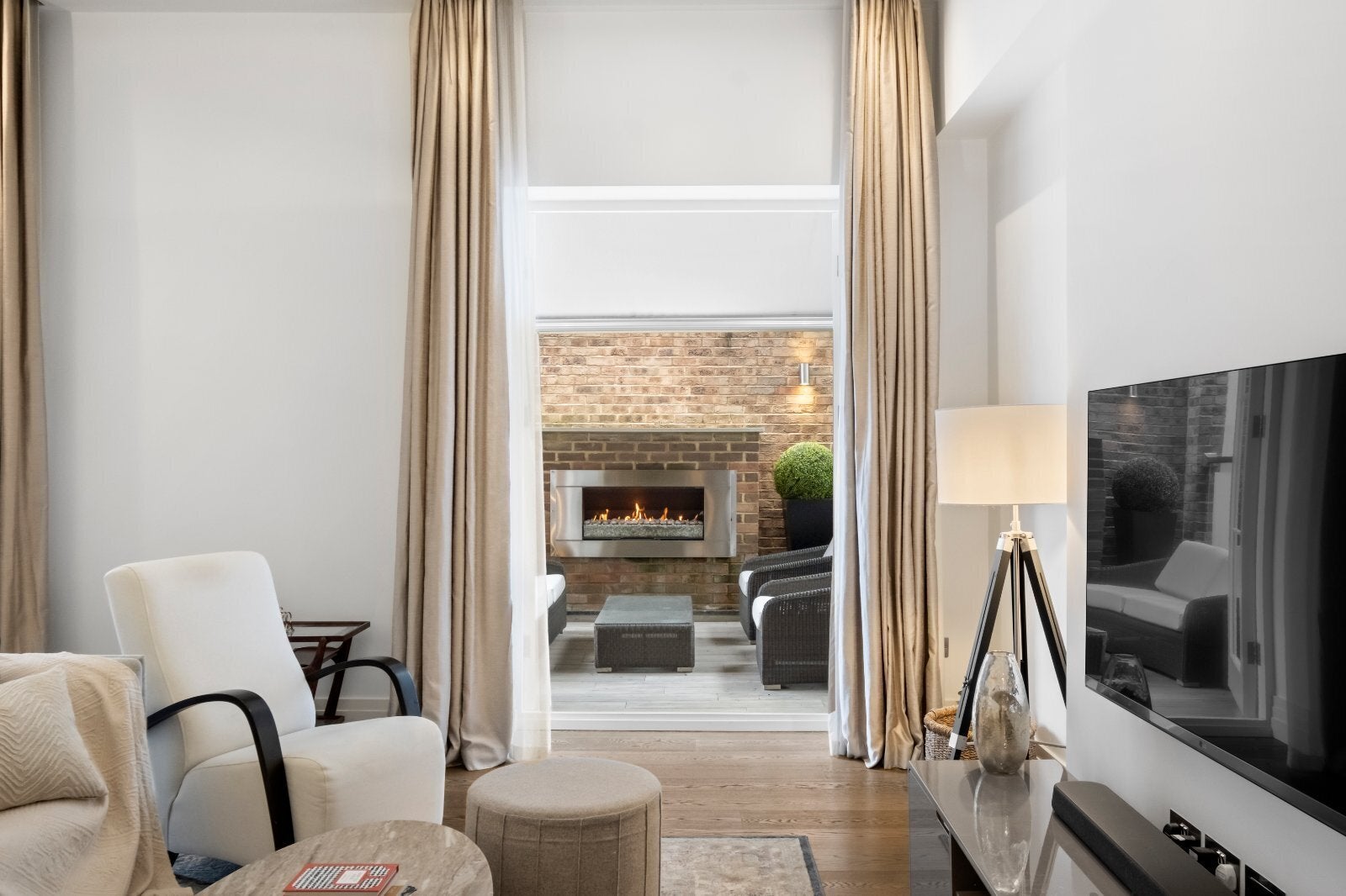 Flat Kensington Court in Greater London