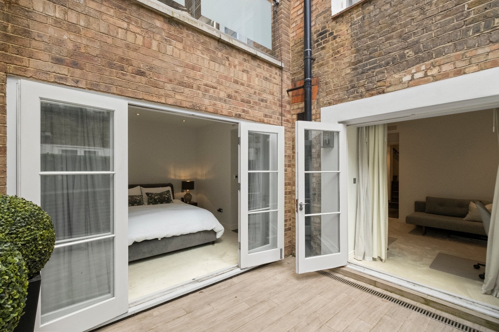 Flat Kensington Court in Greater London