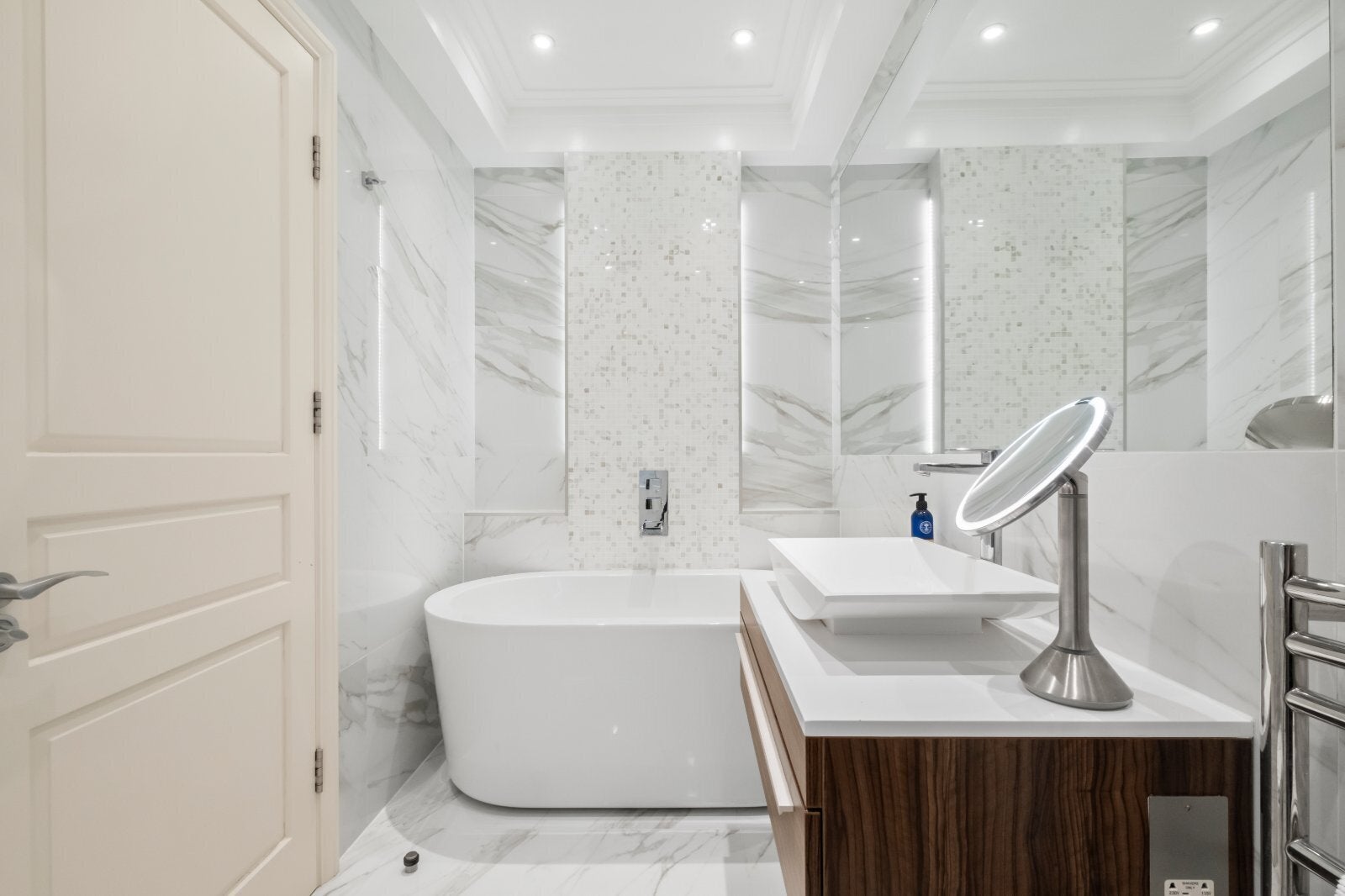 Flat Kensington Court in Greater London