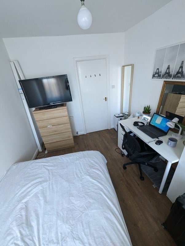 Room Springburn Way in Glasgow