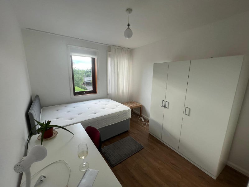 Room Springburn Way in Glasgow