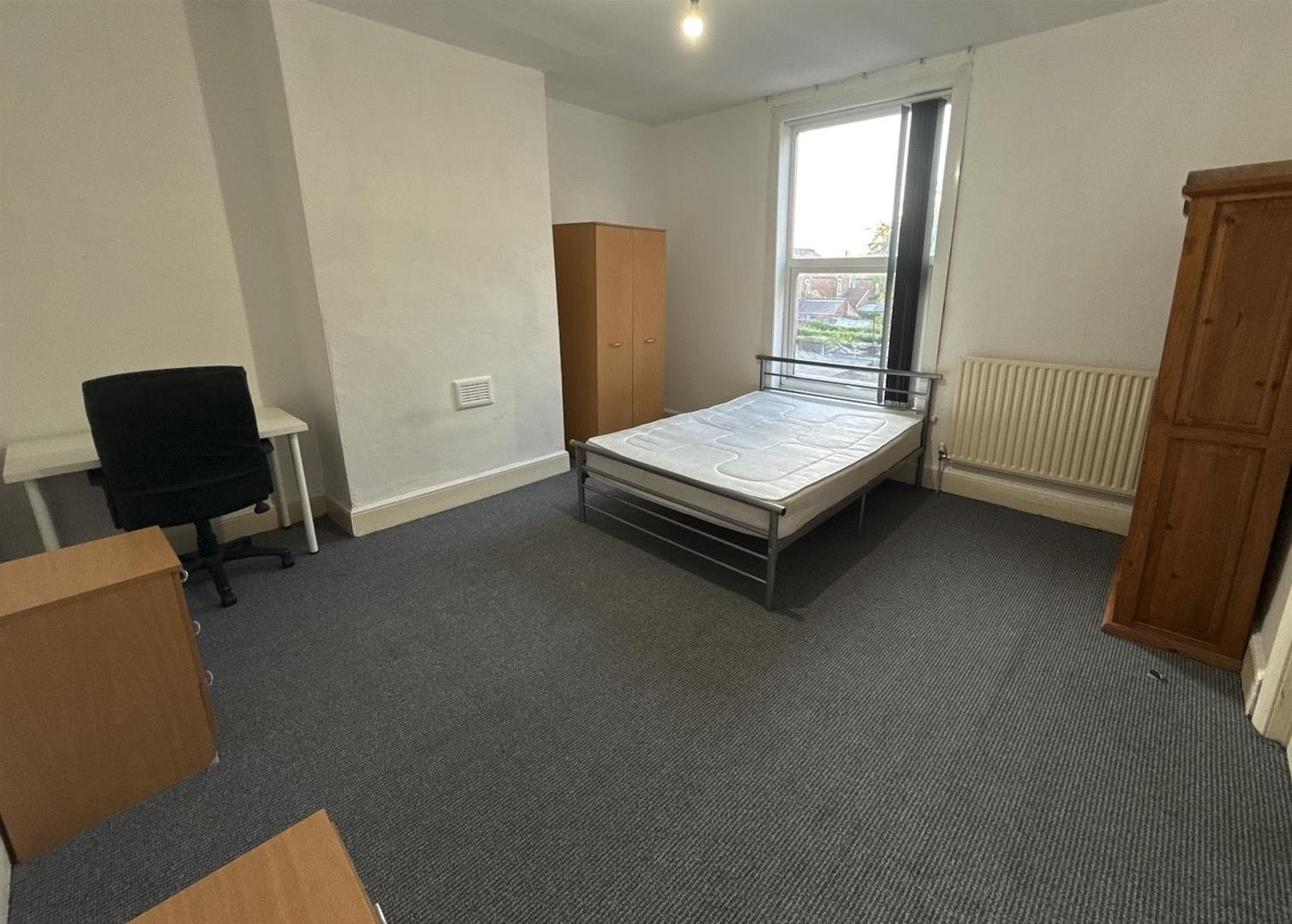 Room Carlyle Road in Birmingham