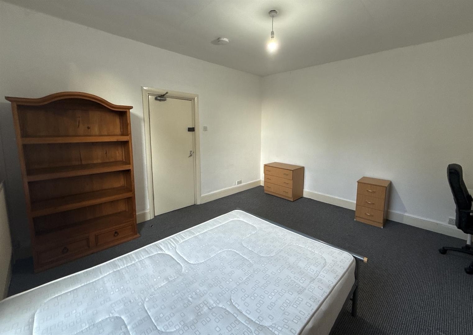 Room Carlyle Road in Birmingham
