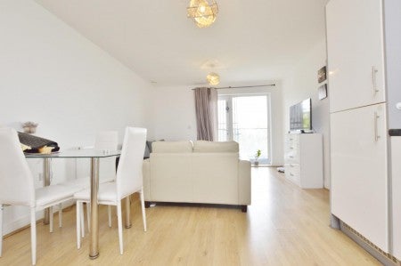 Flat Maxwell Road in Greater London
