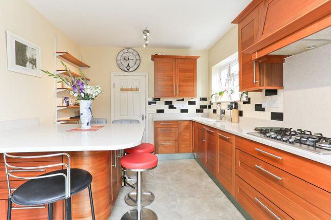 Room Warren Road in Greater London