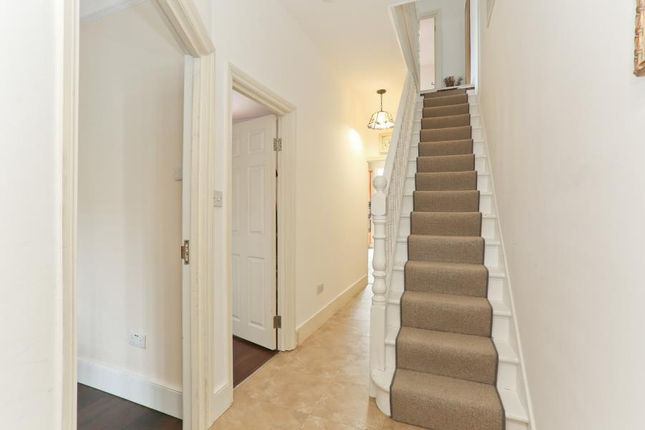 Room Warren Road in Greater London