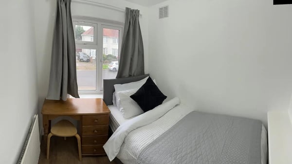 Room Oakington Manor Drive in Greater London