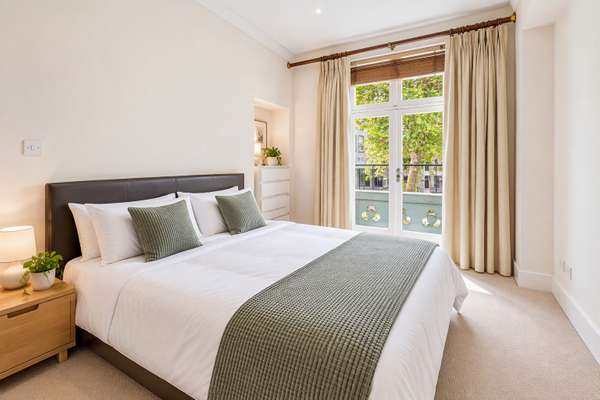 Flat Artillery Place in City of Westminster