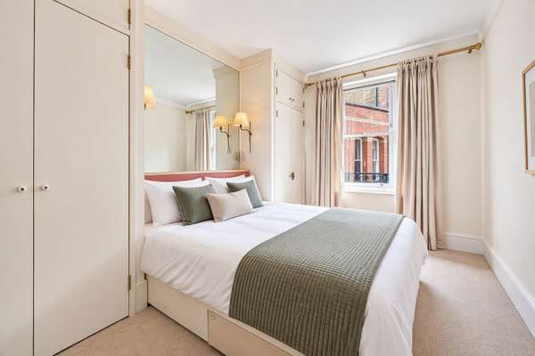 Flat Artillery Place in City of Westminster