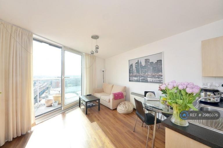 Flat Queenstown Road in Greater London