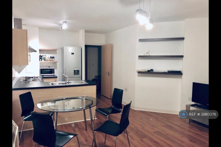 Flat Queenstown Road in Greater London