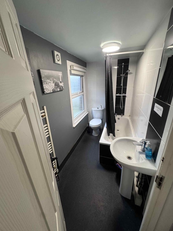 Room Asplins Road in Greater London