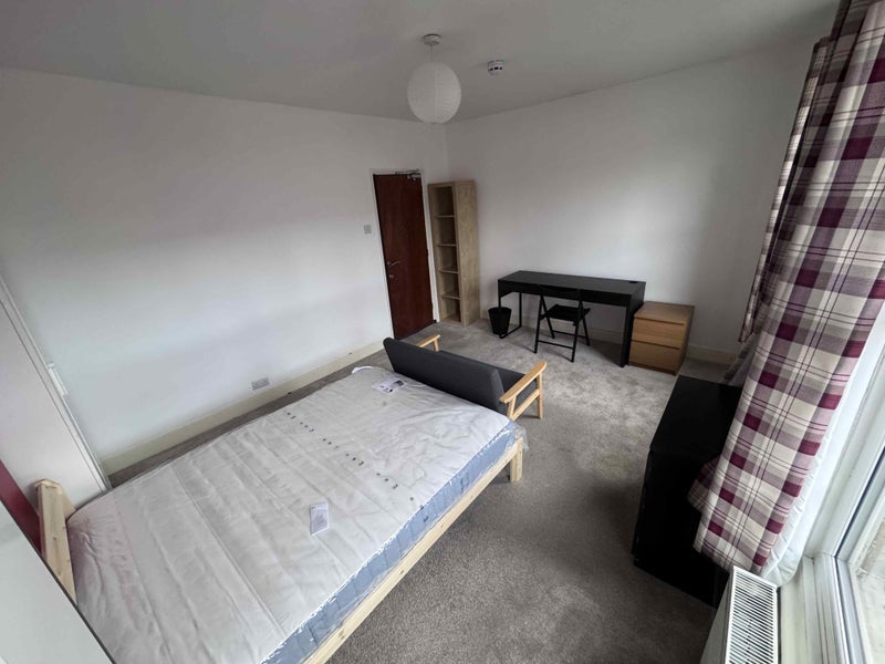 Room Asplins Road in Greater London