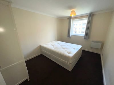 Flat Meridian Place in Greater London