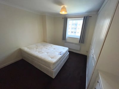 Flat Meridian Place in Greater London