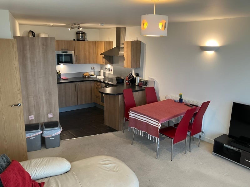 Room Mapleton Road in Greater London