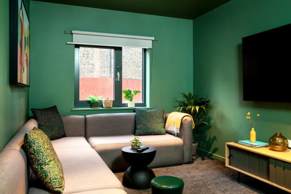 Room High Road in Greater London