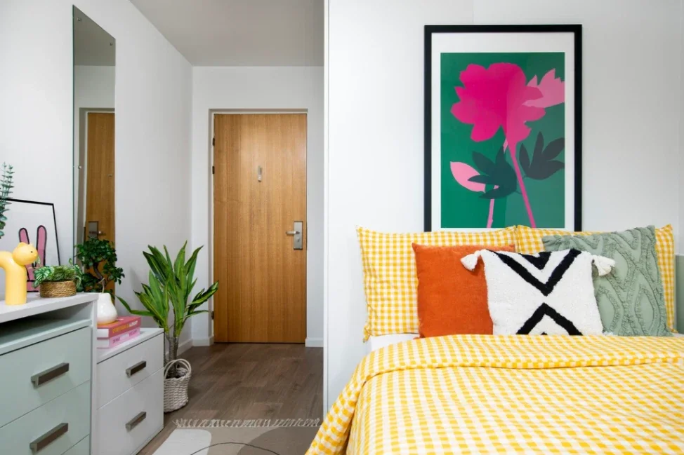 Room High Road in Greater London