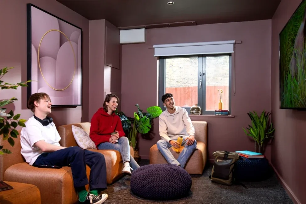 Room High Road in Greater London