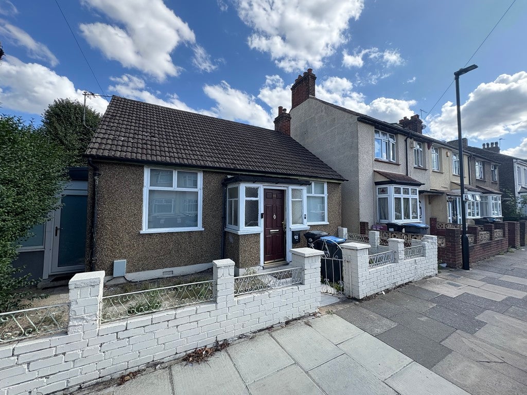Flat Ferndale Road in Greater London