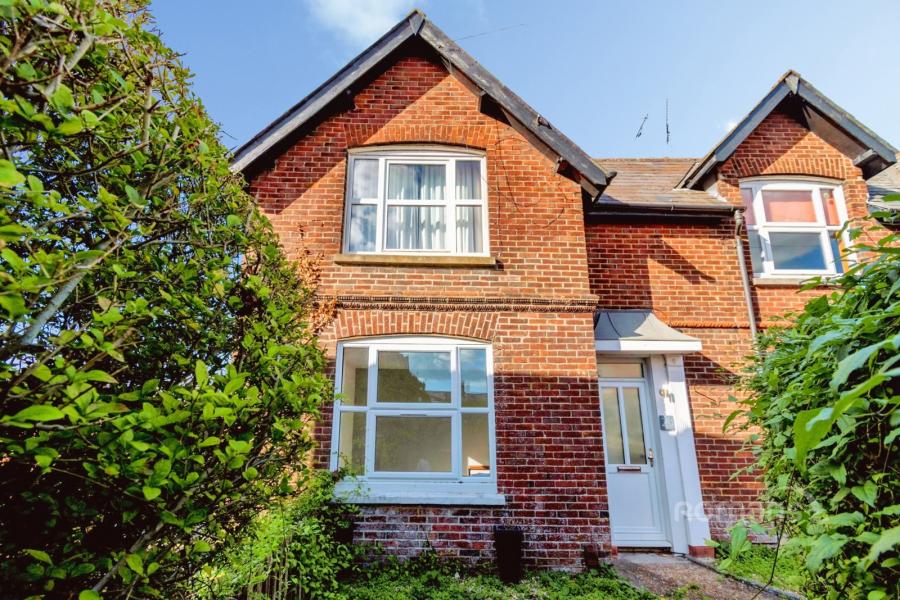Flat Highcliffe Road in Winchester
