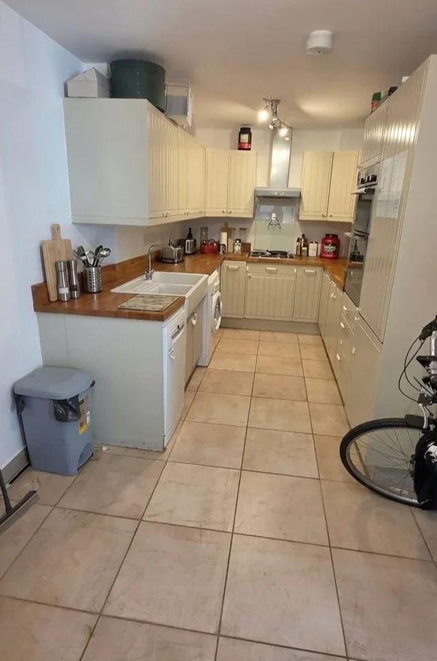 Flat Waterford Road in Greater London