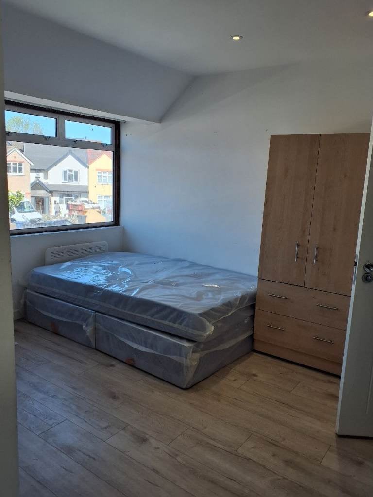 Flat Ruislip Road in Greater London