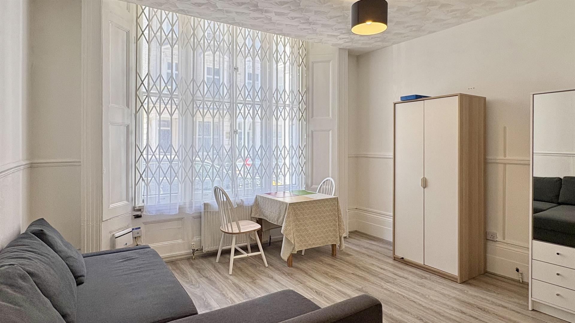 Flat Clanricarde Gardens in Greater London