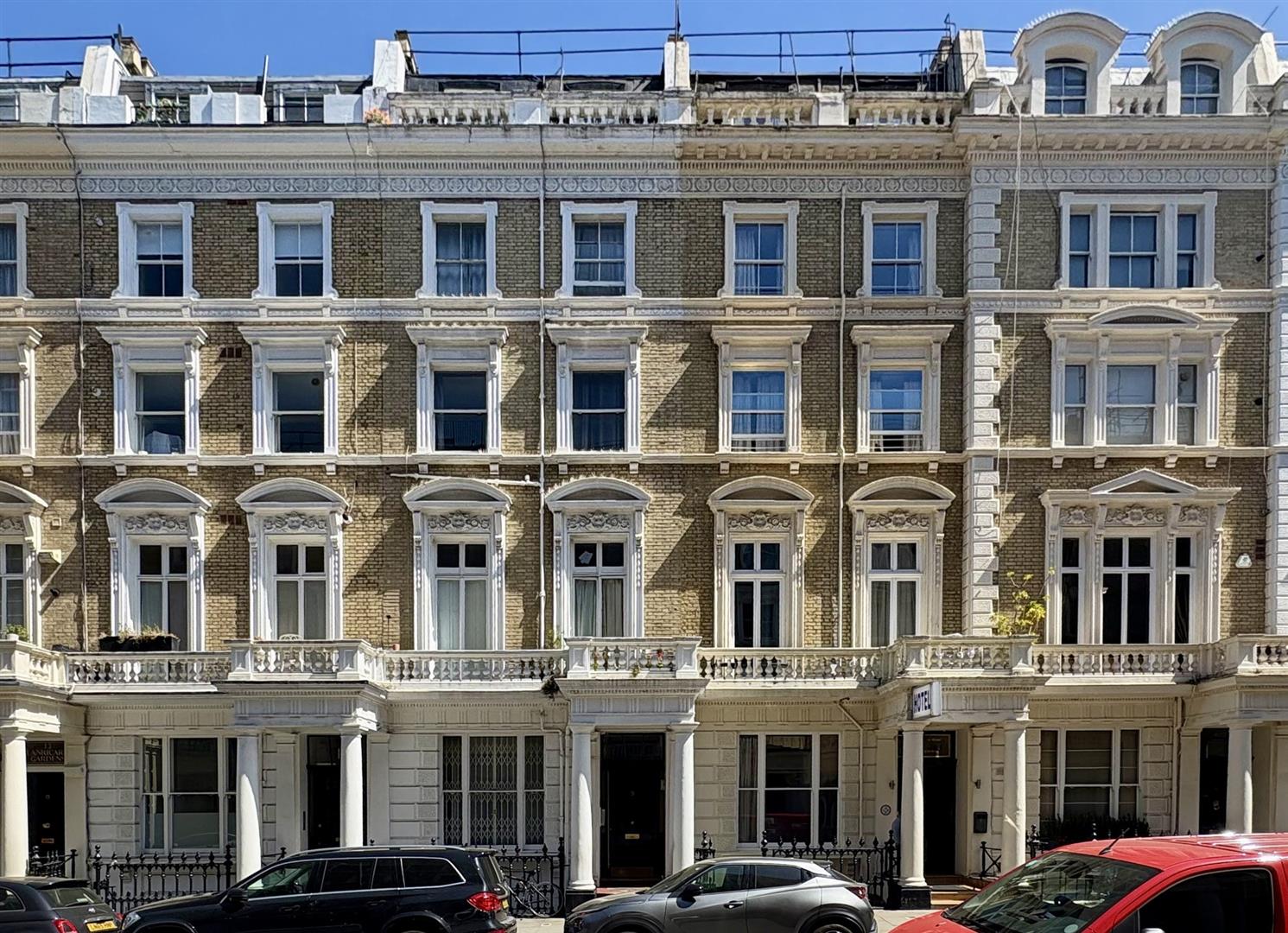 Flat Clanricarde Gardens in Greater London