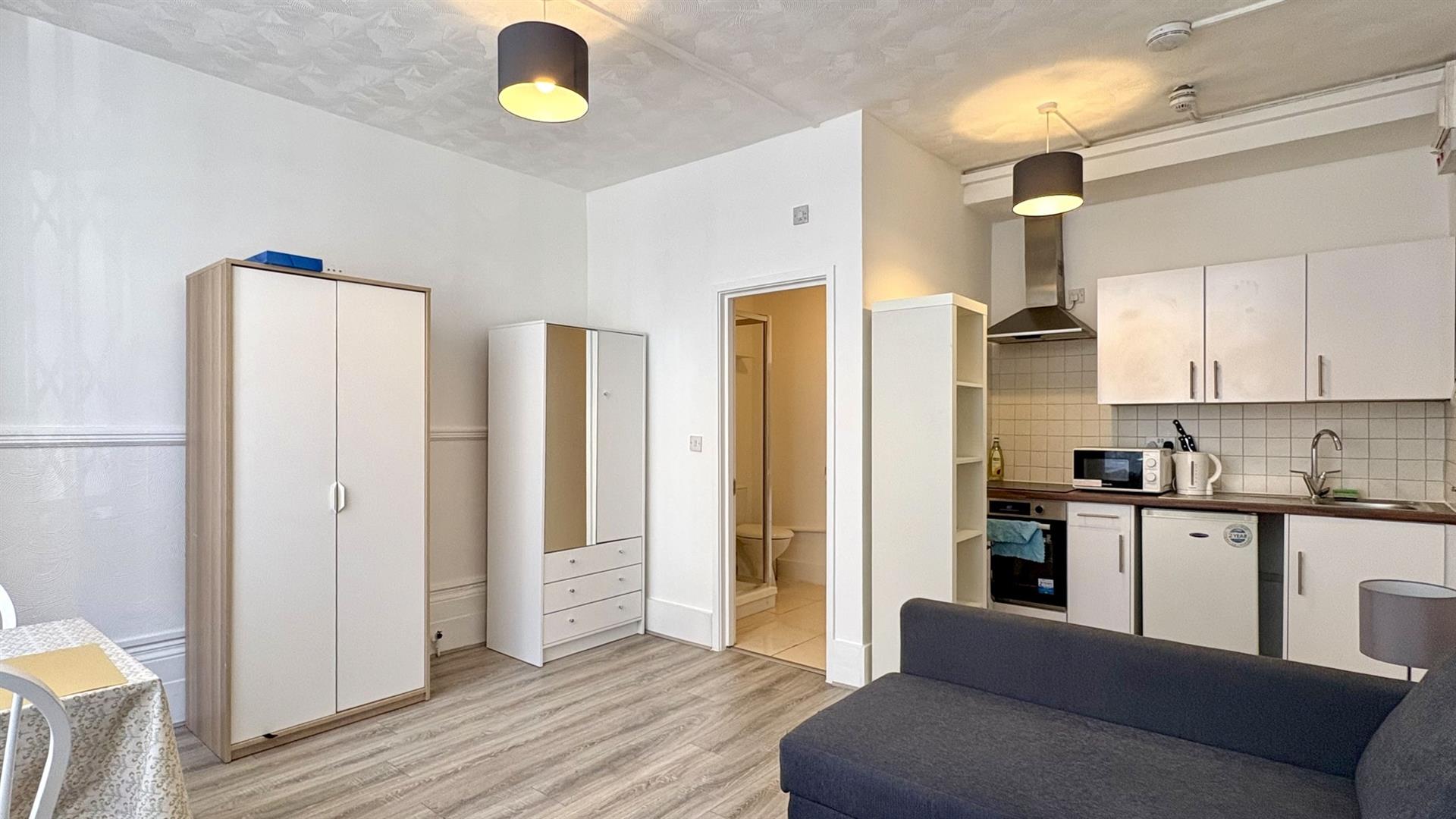 Flat Clanricarde Gardens in Greater London