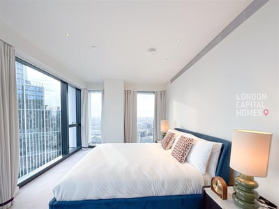 Flat Carnation Way in Greater London