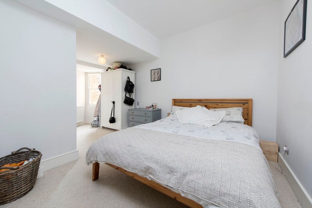 Flat Elmfield Road in Greater London