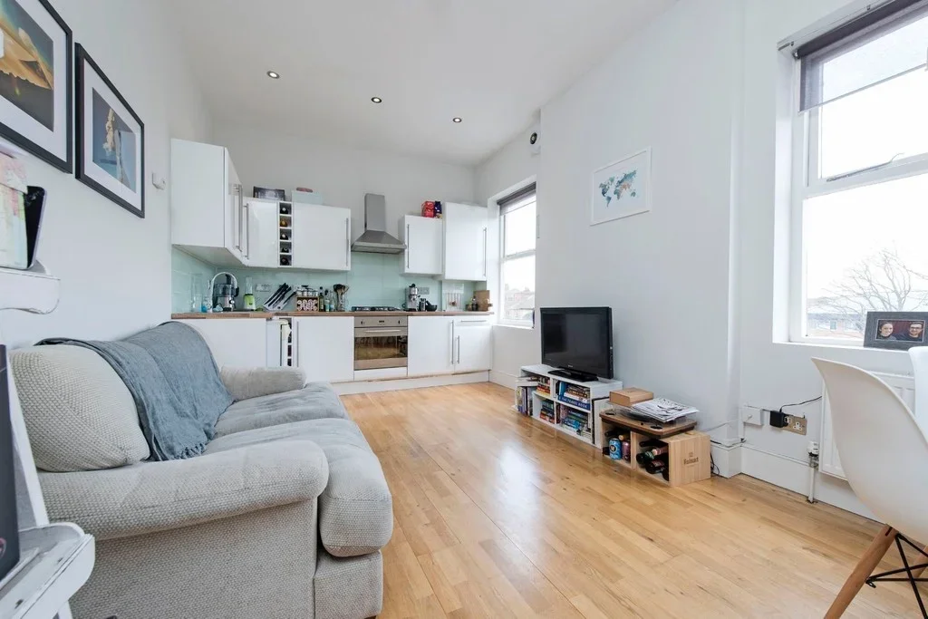 Flat Elmfield Road in Greater London