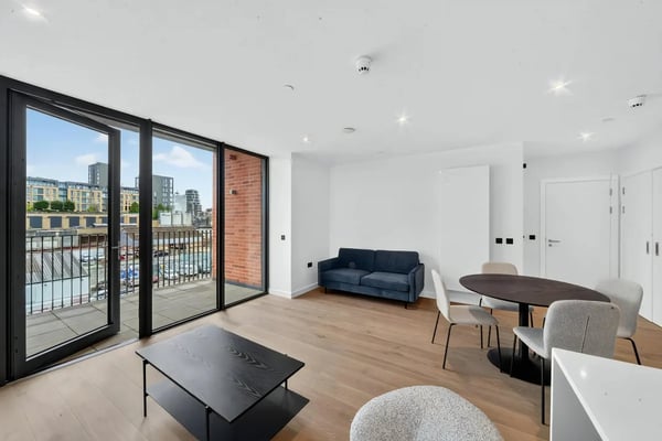 Flat Carnwath Road in Greater London