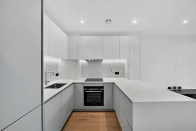 Flat Carnwath Road in Greater London