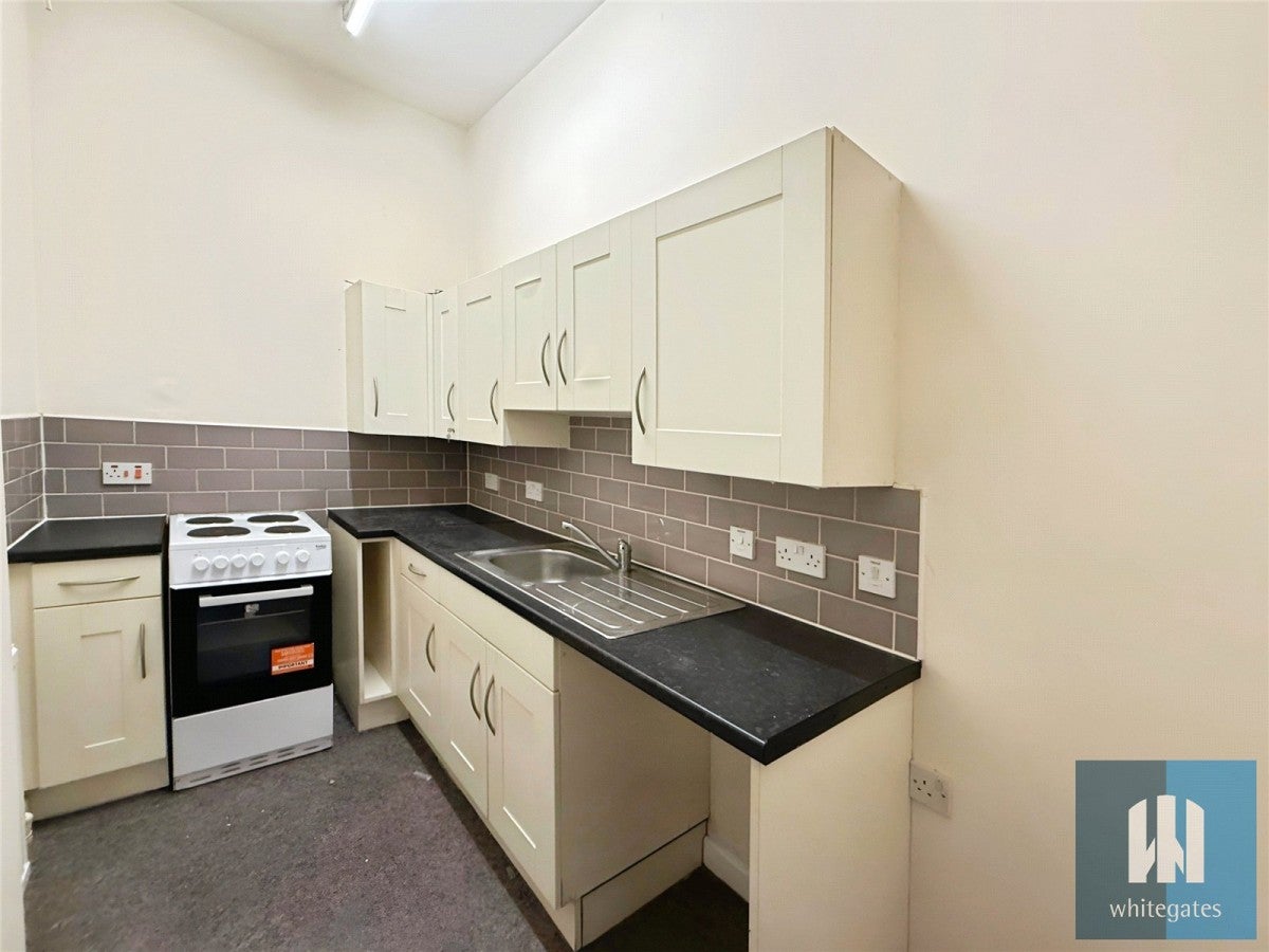 Flat Belgrave Terrace in Kirklees