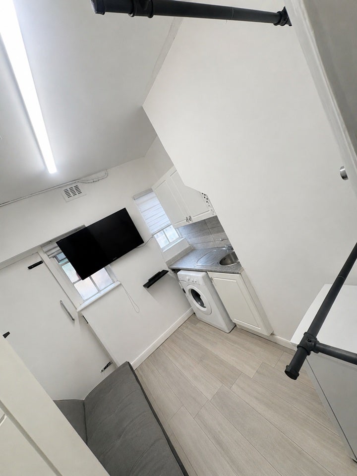 Flat Bellegrove Road in Greater London