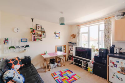 Flat Wallscourt Road in Filton