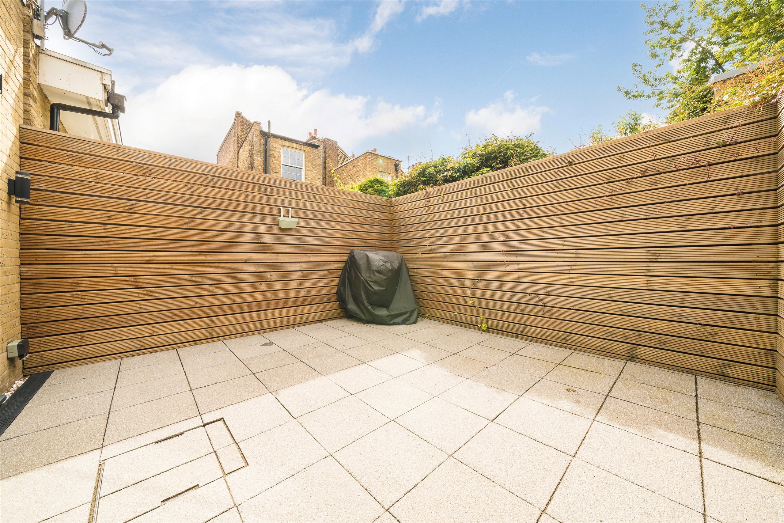 Flat Goldhawk Road in Greater London