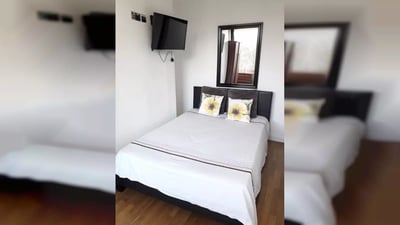 Flat Lebanon Gardens in Greater London