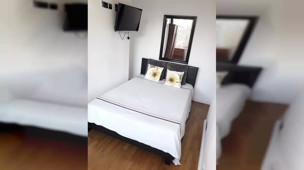 Flat Lebanon Gardens in Greater London