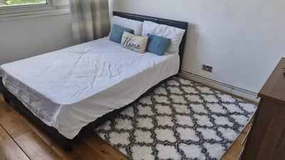 Flat Lebanon Gardens in Greater London