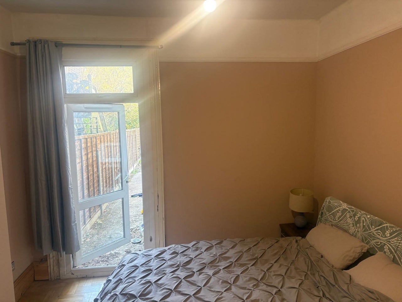 Room Bensham Manor Road in Greater London