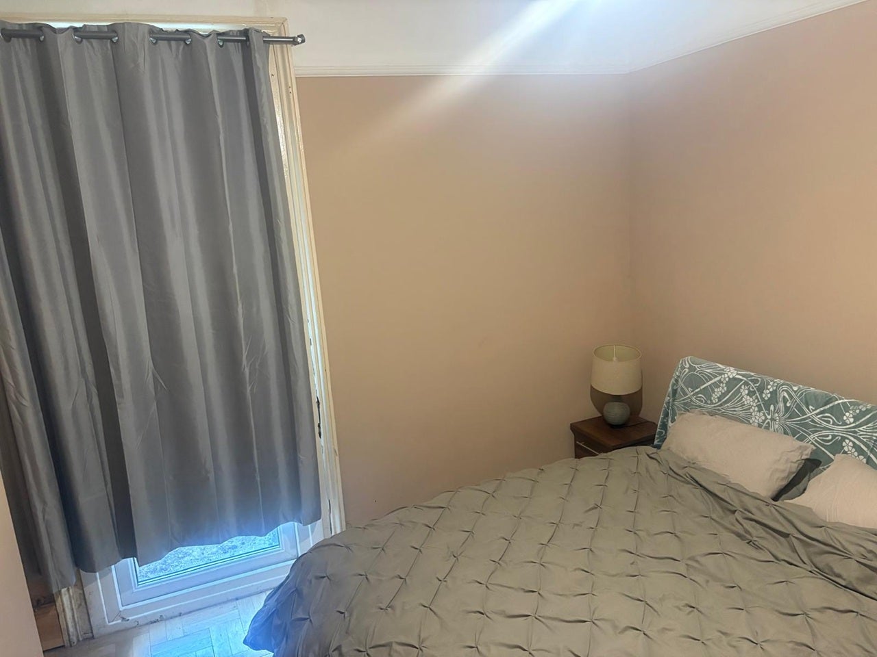 Room Bensham Manor Road in Greater London