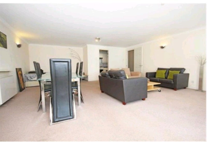 Room Meridian Place in Greater London