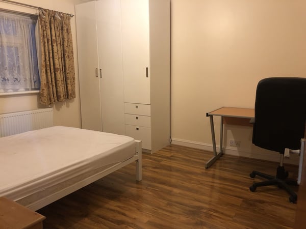 Room Eastern Avenue in Greater London