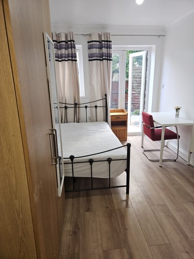 Room Eastern Avenue in Greater London