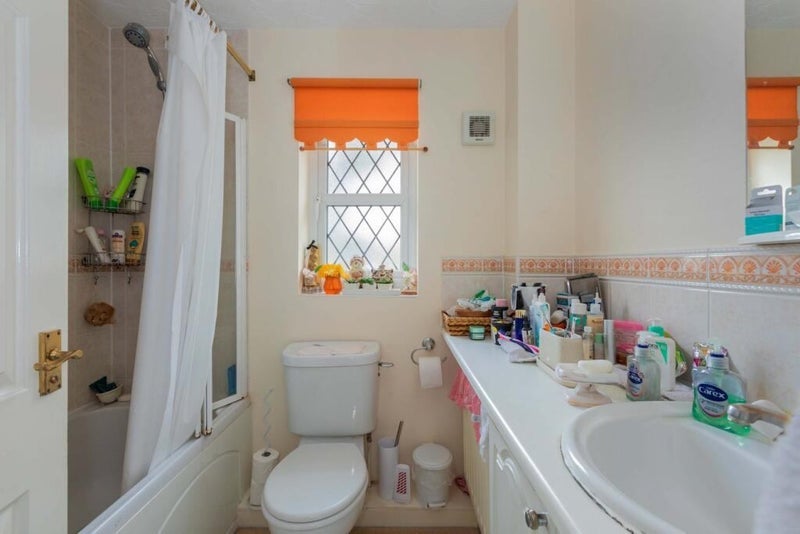 Room Hurworth Avenue in Slough