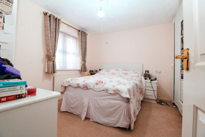 Room Hurworth Avenue in Slough